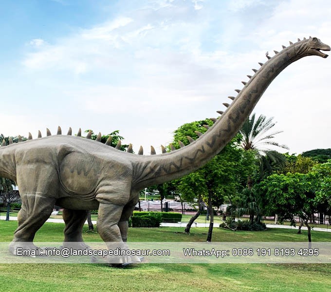 ไดโนเสาร์ประดิษฐ์ขนาดใหญ่ดูเหมือนจริง